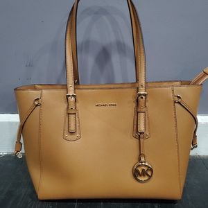 Michael Kors Voyager Medium Zippered Tote
